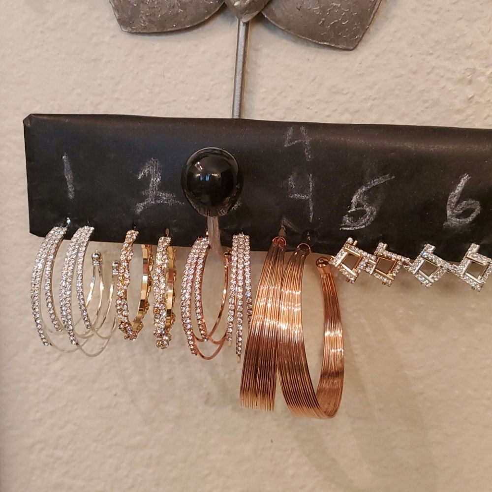 Earrings in gold or silver metal.